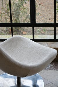 Image 3 of Fauteuil pivotant coquille beige clair