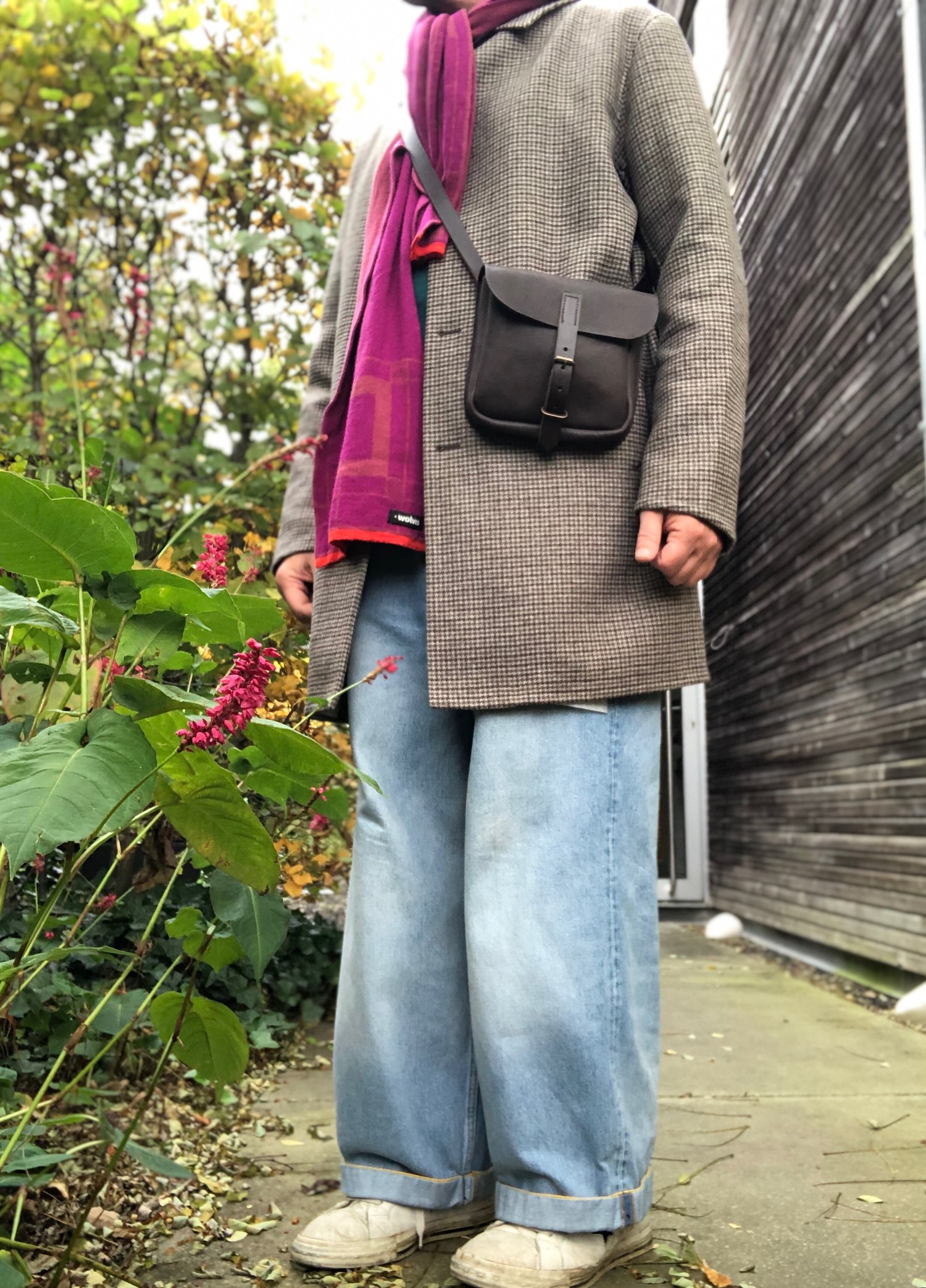 Image of Daybag in dark brown oiled leather with shoulder strap unisex collection