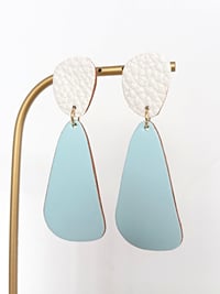 Image 3 of Boucles d'oreilles "Gemma" en cuir upcyclé 