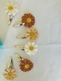 Image 3 of Felt daisy snap clip