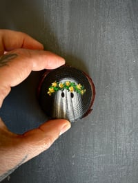 Image 3 of Mini retrato de fantasma con flores