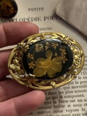 Grand broche en pomponne dorée et fleurs sous résine, vintage! 