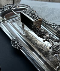 Image 2 of Mouchette, éteignoir plaqué argent, avec son plateau, XIXème siècle, poinçonné 