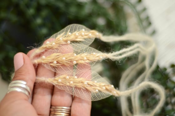 Image of Grass and pearls leaf tieback 