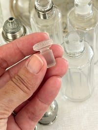 Image 7 of Ensemble ancien de flacons de toilette