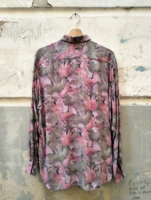 Camicia camouflage rosa e verde