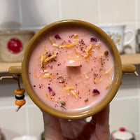 Image 2 of honeydew magnolia scented candle