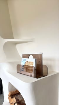 Image 2 of Porte-revue plexi fumé Michel Dumas 