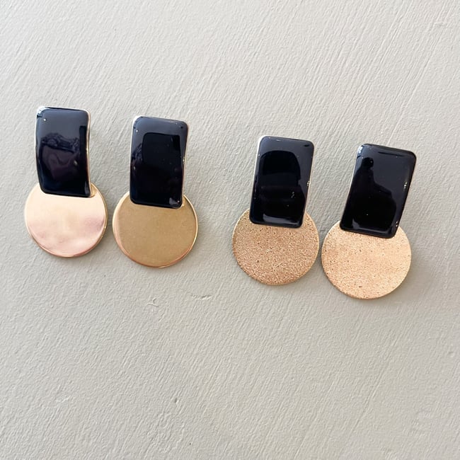 CATHERINE | Boucles d'oreilles graphiques en résine & médaille acier inoxydable doré