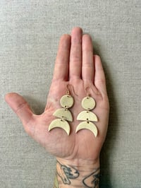 Image 3 of LA LUNE DROP EARRINGS - CREMA