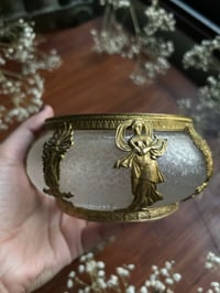 Image 6 of Magnifique boîte ronde en cristal texturé et laiton doré, de style empire, fin XIXe.