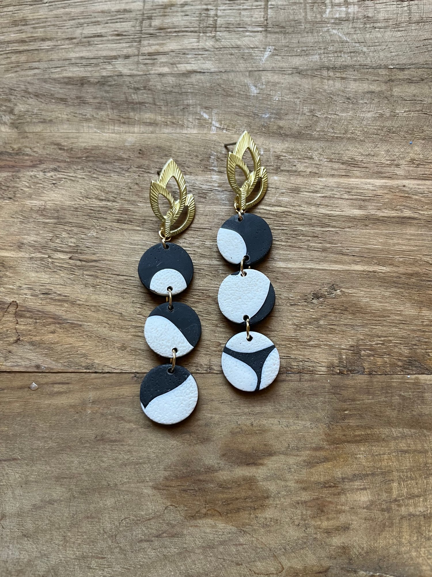 Image of 3 circles Black & White