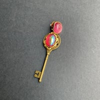Image 2 of Broche « CARNAVALET »