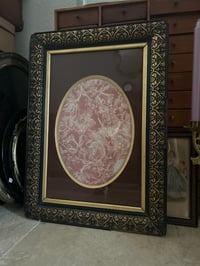 Image 8 of Grand cadre Napoleon III en bois noirci et dorures, passe-partout bordeaux et doré. XIXème siecle