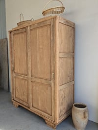 Image 2 of L'ARMOIRE EN ORME MASSIF 