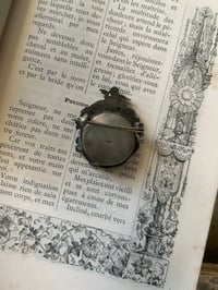 Image 4 of Broche porte-photo, XIXème siècle en argent massif, chérubins