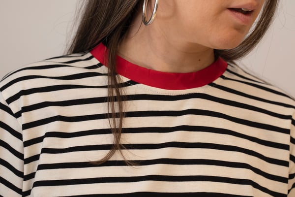 Image of T-Shirt a righe bordo rosso