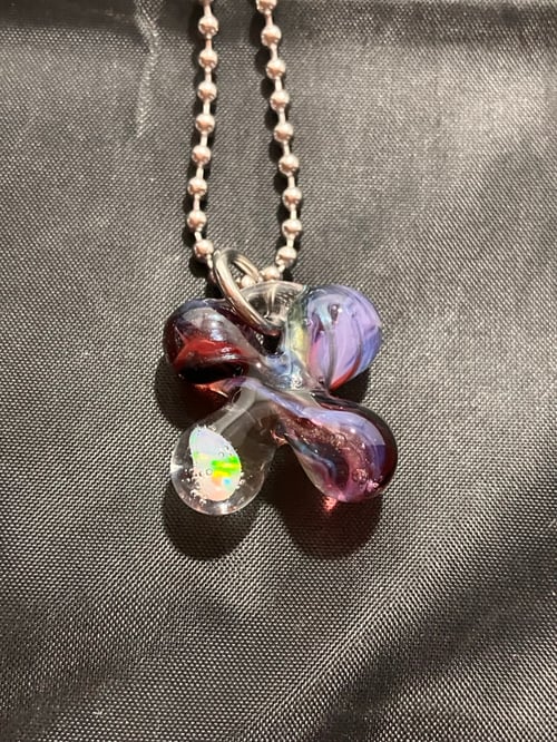 Image of scrap clover with single opal