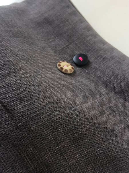 Image of figue linen bag with vintage buttons