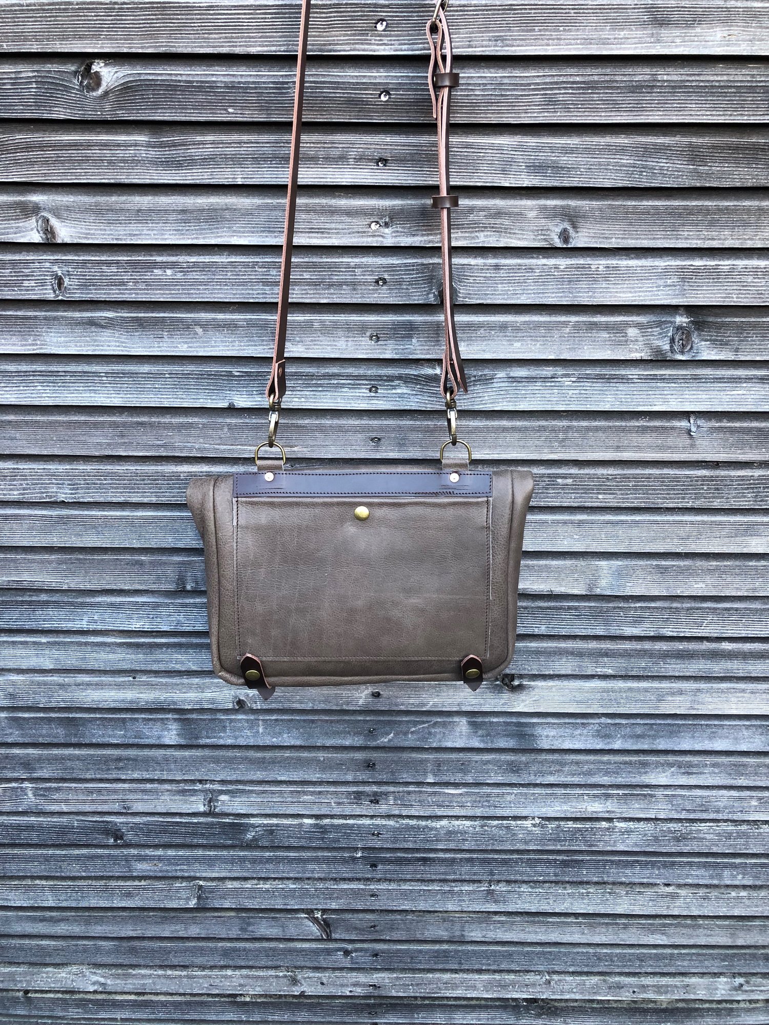 Image of Small messenger bag satchel made in oiled leather with adjustable shoulderstrap UNISEX