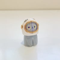 Image 3 of Gray cat with astronaut helmet ceramic figurine (helmet cover version)