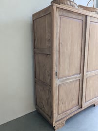 Image 4 of L'ARMOIRE EN ORME MASSIF 