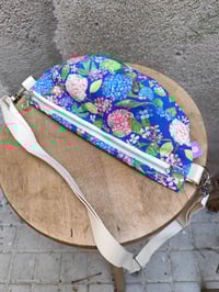 Image 1 of Riñonera HORTENSIAS azul