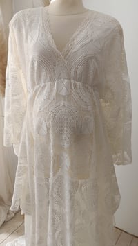 Image 4 of Off white lace dress for photoshoots | Colette | size M | off white | maternity photo props