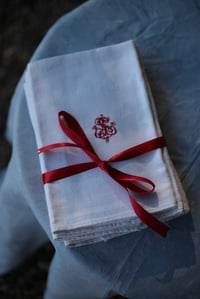 Image 3 of 4 grosse Handtücher mit Reiter/Musketier und  mit rotem Monogramm