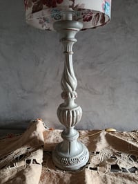 Image 2 of Lampe en bois patiné gris et son abat jour 