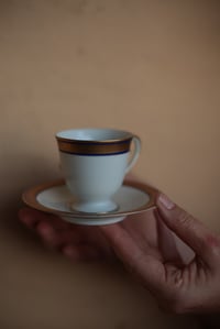 Image 1 of Feine Espresso/Mokkatasse mit gemustertem  Goldrand von Hutschenreuter