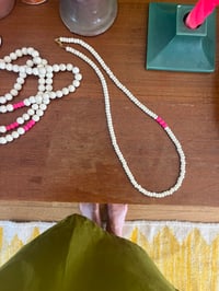 Image 1 of collier blanc 🤍🌺corail 
