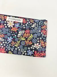 Image 3 of Pochette à passeports et billets LA VOYAGEUSE Matelassé fleuri fond marine