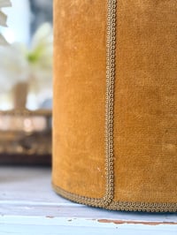 Image 4 of Ancienne corbeille en velours