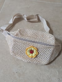 Image 1 of Sac banane paille synthétique et broche au crochet fait mains