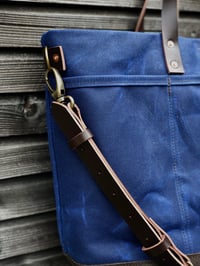 Image 4 of XL bag in navy blue waxed canvas and dark brown oiled leather base