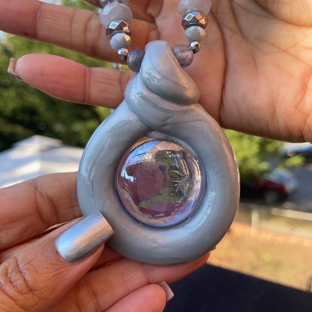 Grey/silver “Doo-nut” necklace w/Clear glass stone 