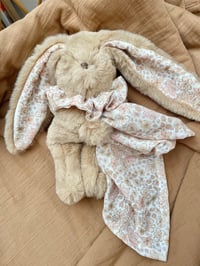 Image 3 of LAPIN TOUT DOUX  ET SON LANGE FLEURI PASTEL