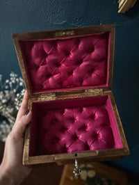 Image 2 of Magnifique boite à bijoux en bois peint et soie capitonnée fuchsia, avec sa clé! XIXème s.