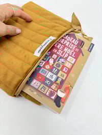 Image 4 of Pochette à livre LA LECTRICE velours matelassé moutarde