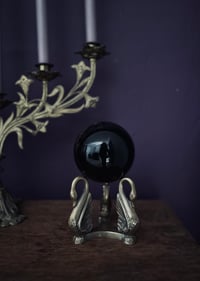 Image 6 of Superbe support ancien cygnes et boule en verre, noire de 10cm de diamètre