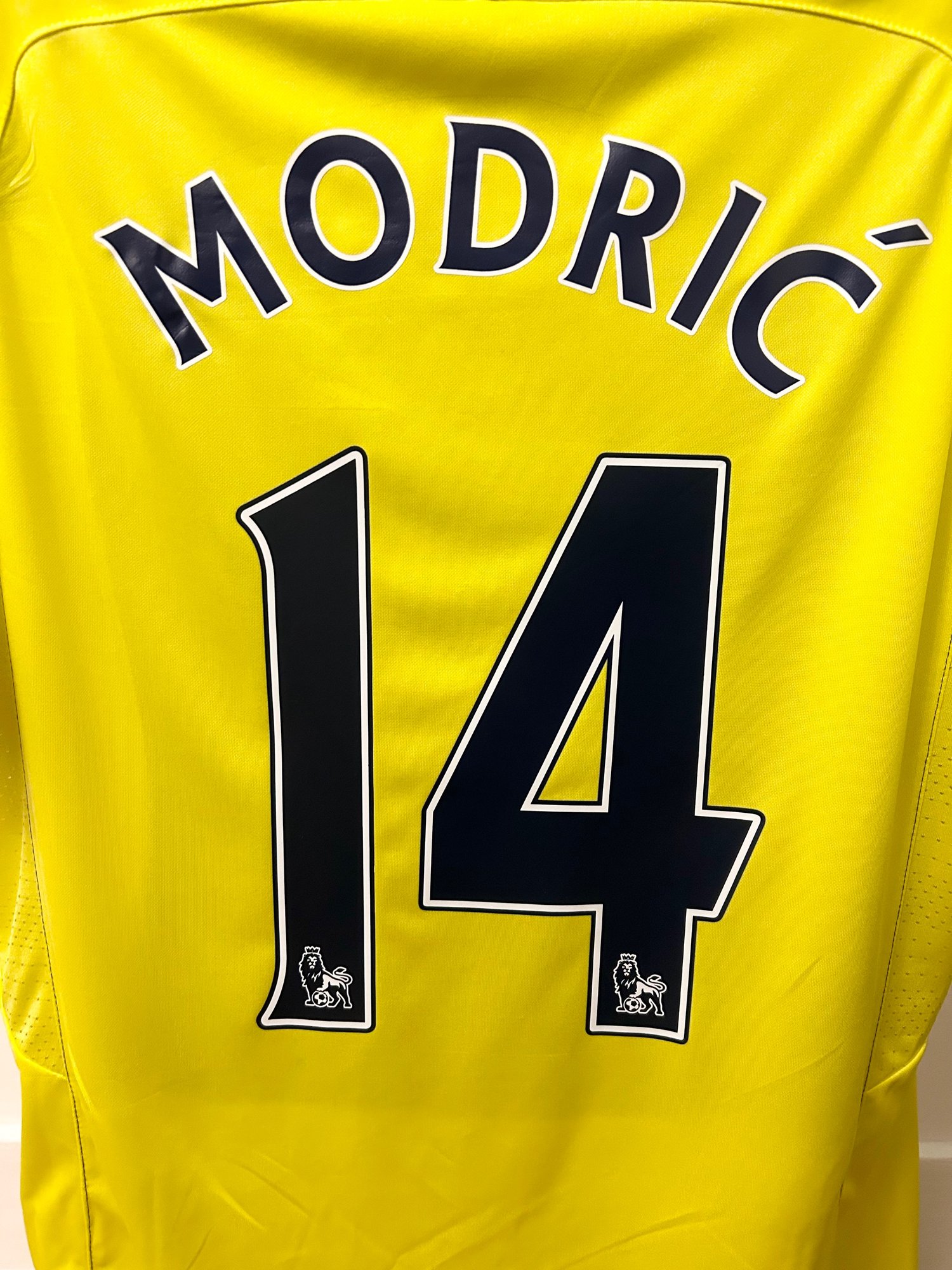 Image of Tottenham Hotspur “MODRIĆ 14” 2009/10 Third Shirt + PL patches (XL)