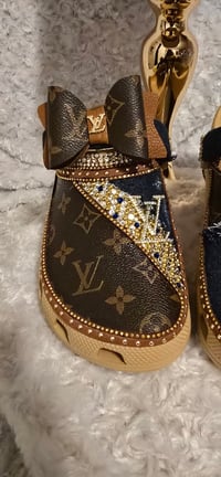 Image 6 of Classic Brown & Dark Denim Crocs w/ Hat