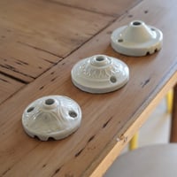 Image 2 of Rosace ancienne en porcelaine