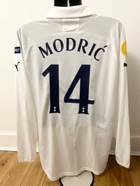 Image 3 of Tottenham Hotspur “MODRIĆ 14” 2011/12 Match Issue Long Sleeve Home Shirt + Europa patches (XL)