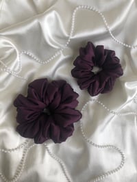 Image 3 of SCRUNCHIE OVERSIZED + STANDARD PLUM/ŚLIWKA
