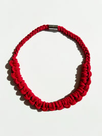 Image 2 of Collar Rojo Nudos Mediano