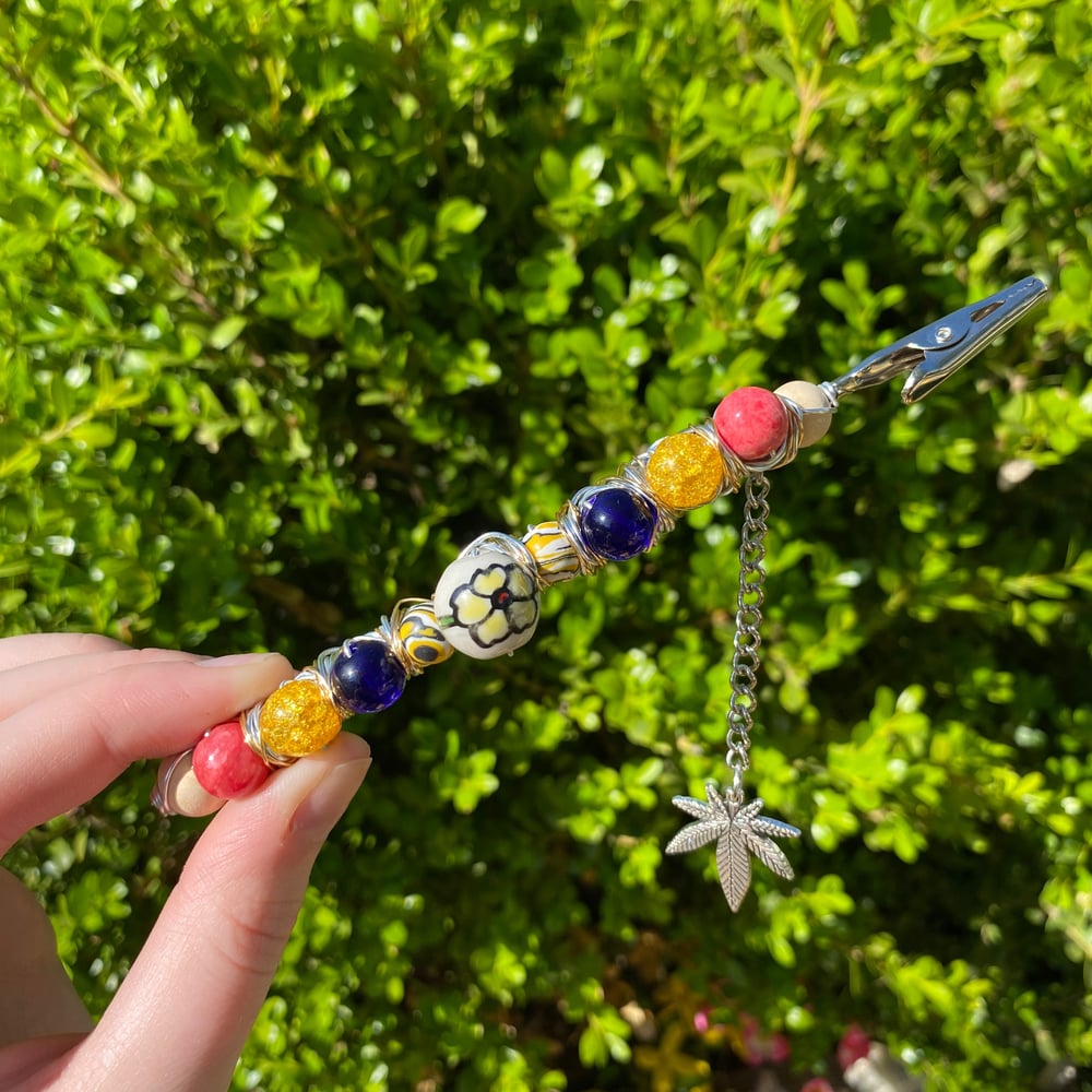 Image of primary petunia roach clip