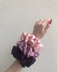 Image 11 of SCRUNCHIE STANDARD + OVERSIZED HEATHER/WRZOS