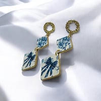 Image 2 of Antique Bow Elegance